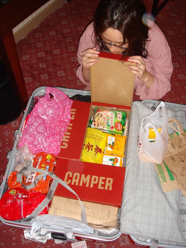 これらの戦利品（笑）をスーツケースに詰め込む妻の図。<br />カンペールの箱の中にもお茶やらパイナップルケーキやらが・・・。<br />余分なものが入る隙間がもう無い・・・。<br /><br />結局帰りのスーツケースには、今回も「HEAVY」タグがつけられました。（３２kgですから・・・）<br /><br />さあ、いよいよ明日は最終日。カルフールで大量購入したビールを寝酒に、２日目は終了です。