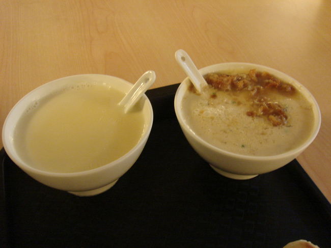 本日も妻は温かい甘い豆乳（左）で僕は温かいしょっぱい豆乳（右）。