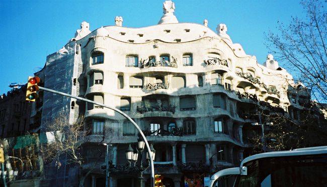 余談ですが、これはスペイン・バルセロナにある天才建築家アントニオ・ガウディが造った「カサ・ミラ」です。