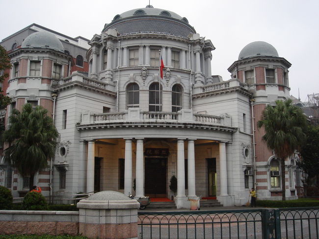 台北にも素晴らしい建物がたくさんあります。<br />これは「監察院」<br /><br />このあとの予定は、２日目とかぶるものが多いです。<br />予定では１１時にチェックアウトしようと思いますので・・・<br /><br />現在６時３０分。