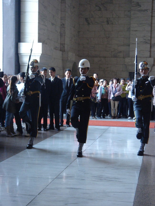 衛兵交代式も堪能しました。<br />本日は真横に陣取り、昨日とはアングルを変えてみました。<br /><br />そういえば日本のテレビクルーも来ていましたよ。<br />おばあちゃんと若い女の子の旅を追うような内容でしたね。