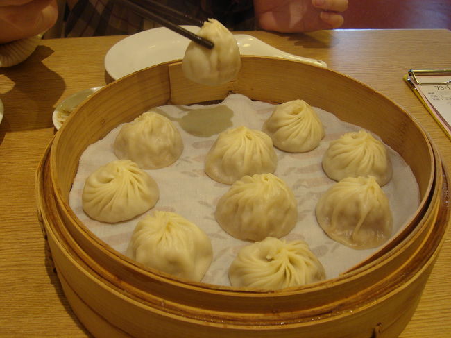 そして、きょうも鼎泰豊で小龍包を注文（しかも２籠！）。<br />これで小龍包ともしばらくおさらばですので、しっかり味わいましょう。