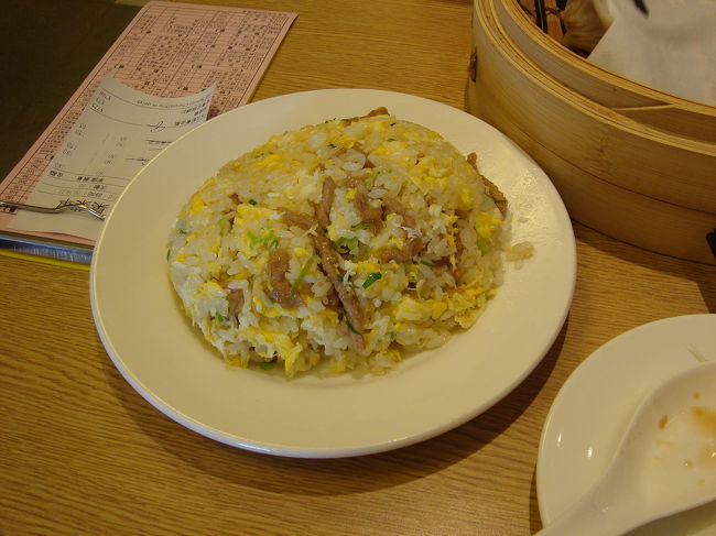 鼎泰豊のチャーハンって、ほんとに美味しいんですよね。<br />これは豚肉とタマゴのチャーハンです。<br /><br />これ、近所のチャイナ六国で出してくれないかな・・・。