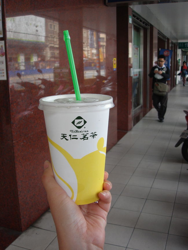 蜂蜜緑茶を購入。<br />お味のほうは・・・チェーン店と侮るなかれ！<br />濃い味わいで凄く美味しい！<br />たぶん次回も買うかも・・・。<br /><br />ドリンクをもってホテルに向かいます。<br />最終的なチェックアウトの準備です。