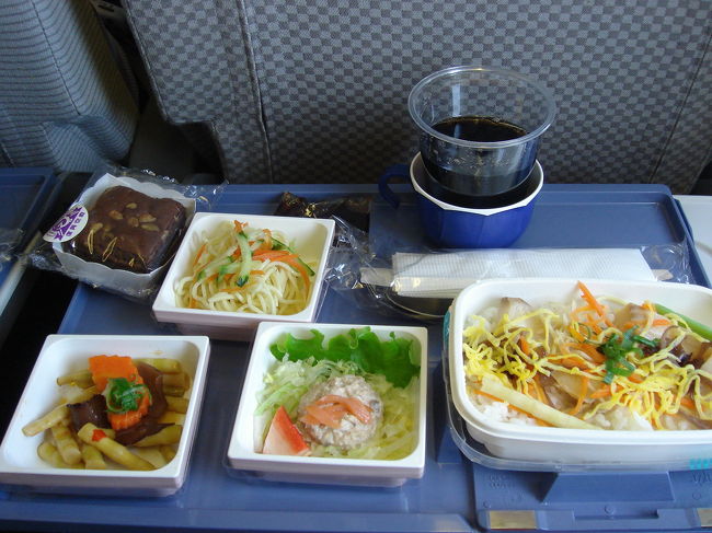 機内食です。<br />妻はフィッシュ・メニューを選択。