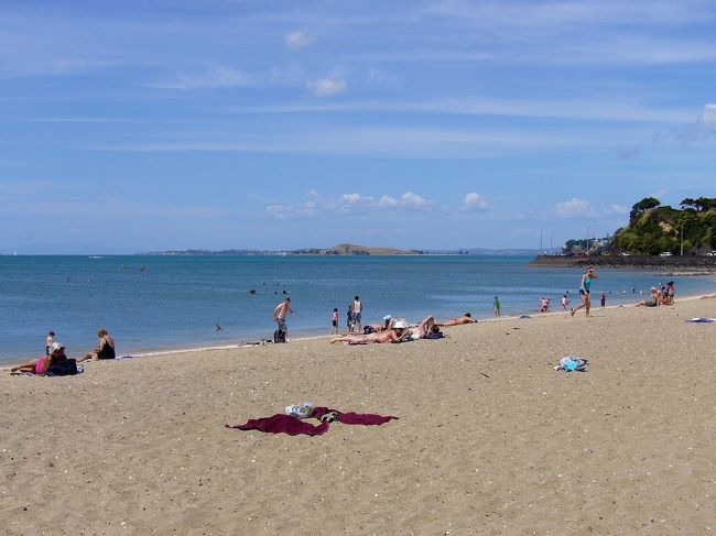 ◆ミッションベイ<br />ブリトマート駅から車で20分。<br />海浜公園を含むビーチで、道路沿いにはレストランやカフェも並んでいます。