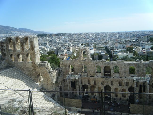 神殿入ってすぐのホール<br /><br />今もコンサートとかで使われてるらしい。