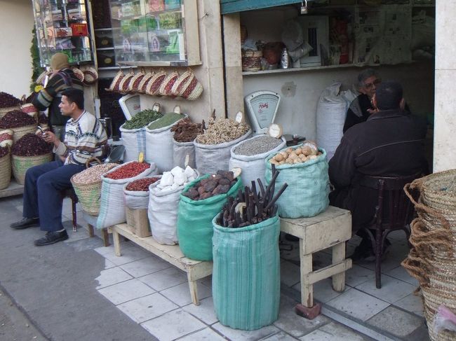 何か売っています。少量がパックされている日本と違って、