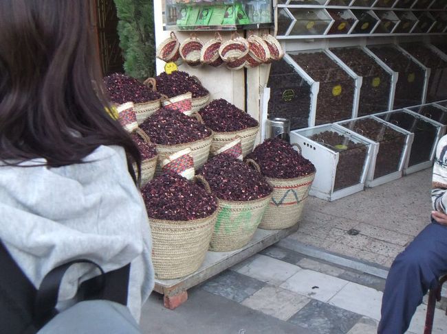 どこも測り売りのようです。こちらはカルカデ（ハイビスカスティー）でしょうか。