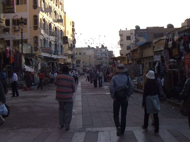 通りはこんな感じで、両側に店が並んでいます。