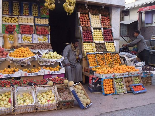 果物屋さんもありますし、
