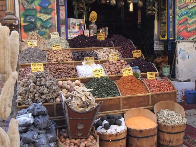 香料屋さん（お茶屋さんでしょうか）もあります。外国人のために英語で書いてあります。前の真ん中がミント、その右がサフランで、右の下から２番目がハイビスカスですね。