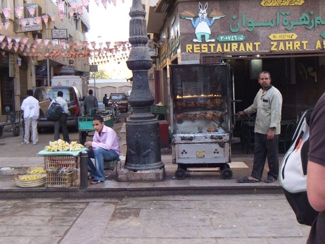 肉を焼いて売っていたりもします。