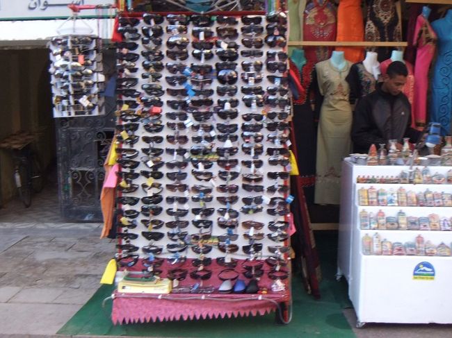 サングラス屋さんもありますし、