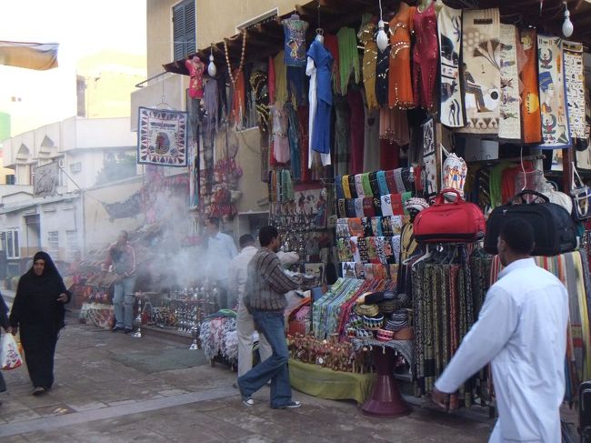 服屋さんもあります。香のようなものを焚いている人がいて煙がでています。個人的には、あまりいいにおいではありません。アスワンのスークに限らず、エジプトの観光地では様々なところで、店の人が呼びかけてきます。個人的に一番よく耳にしたのは「フレンド」という呼びかけです。女性には「かわいいー」と言って近づきます。その他、「みるだけただ」「さらばじゃ」「山本山」「山田花子」という言葉も聞きました（挨拶だと思っているようで、出会うなりそう言ってくるのです）。「ギブミーアペン」というのも２回聞きました。