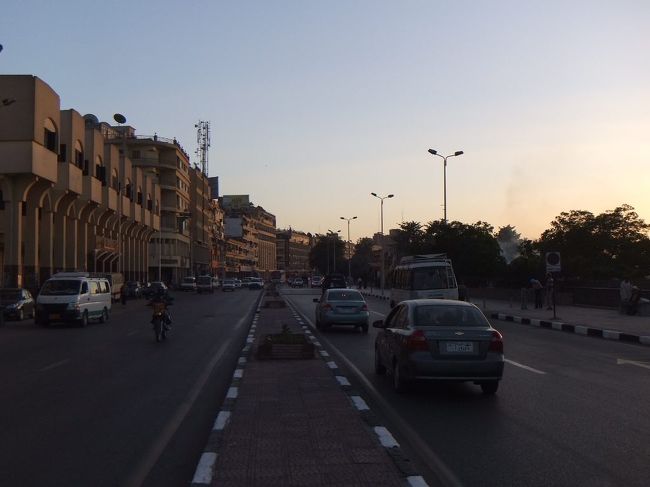 アスワンでの自由時間が長すぎます。スークに飽きたので、適当なところで右に曲がって、ナイル川沿いの通りに出て戻ります。写真は中央分離帯から後ろ向きに撮影したもので、右側がナイル川です。