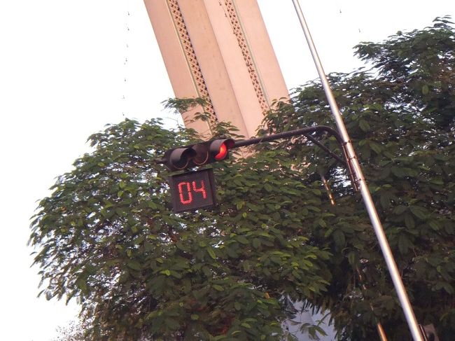 前方の信号は、デジタルのカウントダウン式です。（当たり前のことかもしれませんが）エジプトも結構進んでいます。