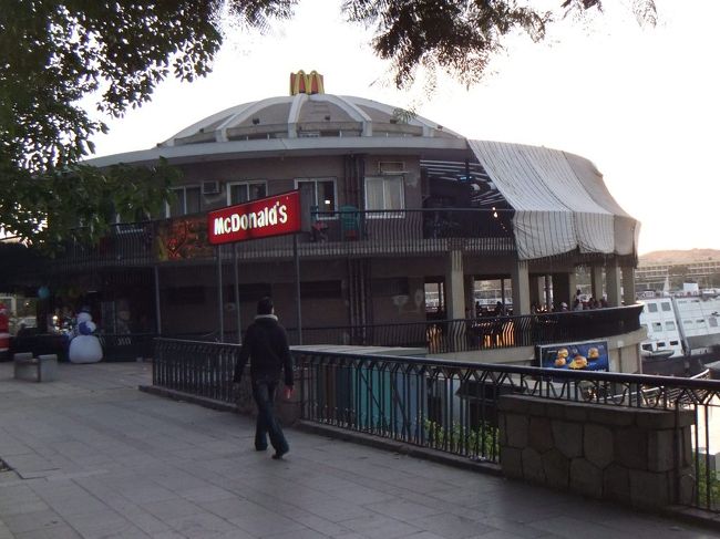 左側（ナイル川沿い）にマクドナルドがあります。ナイルエクスプレスの食事は評判が悪いとあらかじめガイドさんが言っていたので、同じツアーの数人の方は、ここでハンバーガーかマックアラビアを買ったようです（わたしはルクソールで既にマックアラビアを食べていますし、ナイルエクスプレスの食事にも挑戦したかったので行きませんでした）。