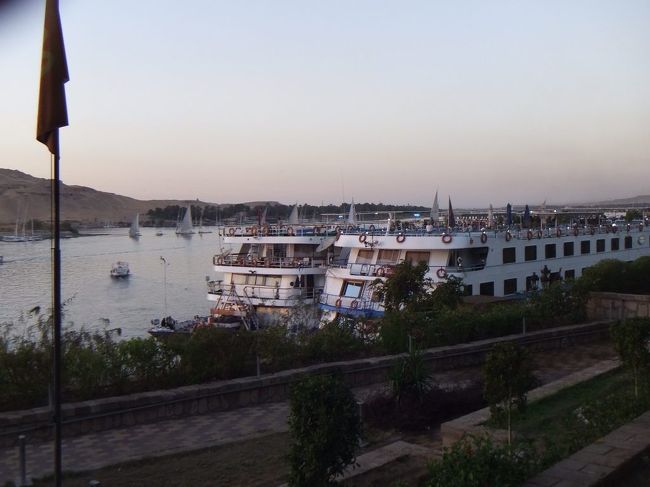 ナイル川には船が見えます。まだ十分時間があります。再びスークに戻ってフラフラ歩きます。本屋さんに寄って、今までに訪れた神殿の本を立ち読みしてみますが、どれも買うほどのことはありません（アブシンベル神殿で買ったような完全ガイドがあるといいのですが）。色々と本を出してもらった店員さんに怪訝な顔をされながら店を出ます。アスワン駅の前は、つきあたりのナイル川沿いの道まで細長い公園のようになっていて、ベンチがいくつかあったので、座って時間をつぶします。今夜のためのミネラルウォーターも買っておきます。