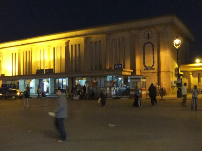 ようやく１８時３０分が近づきます。あたりは暗くなっています。（次はナイルエクスプレスのページへ）