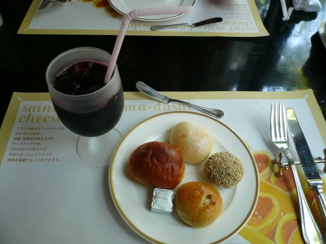 焼きたてのパンを好きなだけテーブルに届けてくれます。