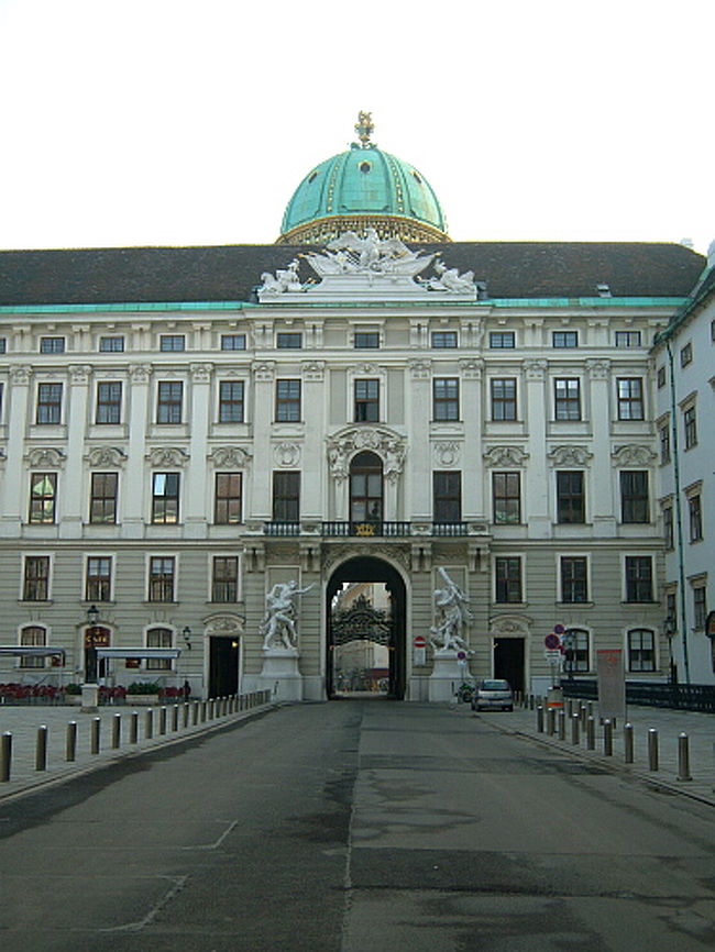 昨日図書館に来る時、王宮の敷地は通って何か所か写真も撮りましたが、目先の図書館につられてあまりよく見てませんでした。 <br />団体ツアー客もそこらじゅうにわらわらしてたし、立ち止まってると馬車がやってきて邪魔になるし。 <br />そんなわけで人気も少ない今の時間を利用して、英雄広場と、その先のアーチ型の通路を通って王宮を外観だけ見学。<br /><br />エメラルド色のドームも素敵だけど、あちこちに置かれた白い彫刻がみんな動きがリアルで目を引きます。 <br />王宮の展示の中でも、9時から開くSiSi博物館と皇帝の住居だけ見てみようかな〜と目論んでいたんですが、スタッフの人に所要時間を聞いてみたら「うーん、人によるけど最低2時間」と言われたので諦めました。 <br />9時から2時間ばっちり見学してたらバス出ちゃうよ。 <br />こうやって散歩してると「見たかった」と思う場所が次々出てきてしまって、また来なきゃと思ってしまいますね。