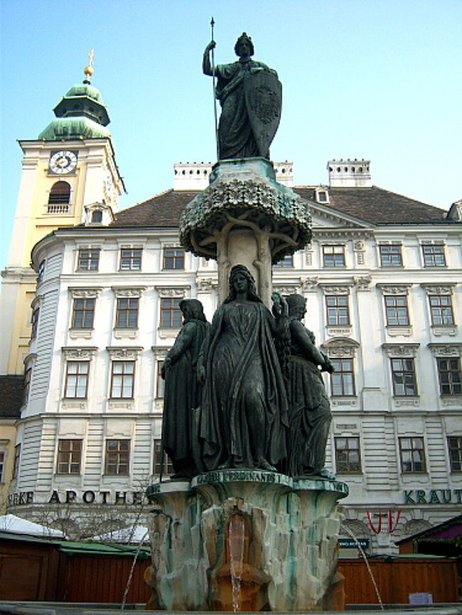 王宮の敷地を通り抜け、そのままKohlmarktという通りをぶらぶら。（デーメルはこの通り沿いにあります） <br />到着した日、その通りの端で右に曲がってシュテファン寺院前に戻ったので、今日は左に曲がってみました。<br /><br />通りにはこんな立派な彫刻の噴水が。 <br />ちょっとしたことでも絵になる街です。