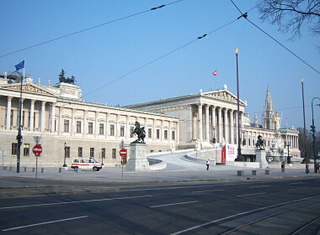 唸りながら行き先を考え、今までKarlsplatzより左のリンクばかり（市庁舎や国会議事堂方面）辿っていたので、右側を散策してみることにしました。 <br />立っていたところから一番近かったHerrengasse駅から2駅のStubentor駅で下車。 <br />昨日のお昼過ぎからもう一枚購入して使っていた一日券を最後までフルに活用します。 <br />Stubentor駅自体には何もない…。 <br />選択を誤ったかなとも思ったんですが、パルクリンクに出ると目の前は広大なパーク。ここは散策できそうです。 <br />これは戻ってきた時に寄ろう、と思ってとりあえずKarlsplatz方面へ向かうトラムに乗車。 <br />なんとなく最後にトラムに乗っておきたいというだけで乗ったので、ずーーっと乗ってたらまた国会議事堂前まで帰ってきました。（笑） <br />一応最後に記念写真。 <br />入口まで続いている、うねった道も素敵なんですよね〜 