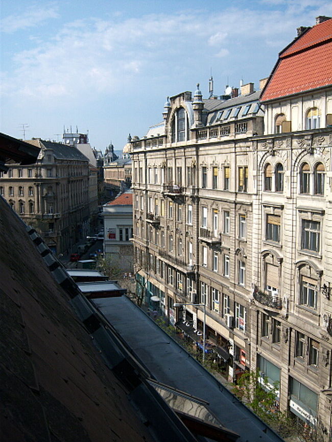 満足感を得たので、そのままU3に乗ってバスステーションのあるErbergへ。 <br />30分前からチェックインだったので、早い順番でチェックインし、日の当たらない側の座席をゲット。 <br />予想通りの早い者勝ちシステムだったので少し早めに到着しておいて良かったです。 <br />11時、定刻通り出発したのを確認したら後は着く寸前まで夢の中。 <br />酔い止めは飲んでるけど、酔わないためには寝てるのが一番いいんですよね。安全策。 <br /><br />それまで自然の中を走ってるな〜と思ってたバスも、はっきり目が覚めた時にはブダペストの市内と思われる場所に来ていました。 <br />13時55分の到着予定時刻とほぼ変わらない時間に着いたことには拍手。 <br />相変わらずパスポートチェックも何もなくあっさりハンガリーに入国したな〜と思いながらバスを降りて、そこでハタと気付きました。 <br />ここ、どこ……？？？？？ <br />いや、ブタペストであることはわかっているんですが、私は元々電車で入国するつもりでいたので、調べていた駅とバスが到着した駅とが違うことにここで気づきました。 <br />チケットにも「ブダペスト行」としか書かれていないので、ブダペストの何駅に着くのか不明のまま来ちゃった。 <br />まずは自分の位置を把握せねば…と、バスターミナル内に入り、地下鉄のUマークに従って、地下鉄駅の入口まで名前を確認しにいきました。 <br />そしたらUjpectなんちゃらというのが目に入ったので、あらかじめ印刷してきておいたメトロ路線図で名前を探し、3号線上の駅にいることが判明。 <br />3号線なら今日予約してる宿へも乗り換えなしで行けるし、電車で来るより良かったかも！ <br />ハンガリー語がチンプンカンプンなので文字を照らし合わせて探している時は暗号解読のようでした。 <br />地下鉄乗り場まで来たので、ついでに切符売場のおばちゃんに「切符ってユーロじゃ買えませんよねぇ…」と聞いてみると案の定「無理」との返事。 <br />そうだと思いました。おとなしくユーロをフォリントに両替してきます。 <br />…というわけでバスターミナルまで戻り、レートはめちゃくちゃ悪いけれど仕方なく両替。 <br />再び地下鉄乗り場に行って1日券（1500フォリント）を購入し、中欧に来て初めて切符査察を受け、地下鉄に乗り込んでいざ宿へ。 <br /><br />少しだけブダペストの地下鉄について記載しておきます。 <br />1日券はプラハやウィーンと違って刻印式ではなく、切符売場のおばちゃんが手書きで日付と時間を書きこんでくれます。 <br />機械なら好きな時に刻印させて使い始められるけど、手がき形式だとおばちゃんは切符を購入した時刻をそのまま書きこむので、すぐ使い始めなきゃいけません。 <br />私はやったことないのでわかりませんが、おばちゃんに頼めば日付も指定できるのかな…？ <br />地下鉄のホームに続くエスカレーターの前には切符をチェックする人が2〜3人立っていて、提出を求められるので今まで行った国よりはキセルが少ないかもと思いました。 <br />ただし、あまり乗り降りする人が少ない地下鉄駅だと誰も立ってなかったりします。 <br />ここらへんはいい加減。（笑） <br />1、2、3号線への乗り換えが出来る駅はDeak Ferenc Terのみなんですが、こういう駅には間違いなくいます。 <br />当然ですが、タダ乗りしようなんて考えず、切符を買うか1日券を買いましょう。 <br /><br />地下鉄に乗ってみた印象ですが、駅からしてなんだか灰色っぽいというか、実際は埃っぽくないのにそんなふうに感じるというか、、、クリーンで明るい感じはしないです。 <br />プラハの宿で最初に感じたような、共産主義の名残のような、なんとなーく薄暗くてじめっとしたイメージ。 <br />ウィーンから来たので余計そう思ったのかもしれません。 <br />でも座席は普通にふかふかしてるし、車内アナウンスはあるし、やたらゴトゴト揺れるくらいでサービス的には特に問題なし。 <br /><br />予約していた宿のあるKalvin Ter駅で下車。 <br />この駅、地上に上がると周り一帯が工事中。 <br />そのせいで通りの名前もあんまりわからないし、持ってきた地図では見切れてて、ちょっと道に迷う。 <br />ドラッグストアに入り、レジのお姉さんが若い子だったので、"若い子なら英語が少しはいける"という情報を信じて道を尋ねると、運良くカタコトでも喋ってくれて、実は宿のある通りまで来ていたことがわかりました。 <br />今日は自分の位置を見失うことが多いです。まだ頭の中が寝てるのかしら。 <br />立っている通りが把握できてから宿を見つけるまであっという間。 <br />「Kiralyi Pal GuestHouse」というゲストハウスはドアや壁には何の表示もなく、私は住所だけで見つけました。 <br />呼び鈴を押すとおじさんが出てきたので、「ここってゲストハウスですか？」と聞くとそうだと言う。 <br />余計なお世話かもしれないけど、表に看板くらい出した方がいいんじゃないでしょうか…。 <br />シングルルームで1泊30ユーロ。 <br />カギをもらい案内してもらうと、最上階の5階、シングルルームだけどツインベッドでなかなか好条件な部屋。 <br />きれいさは普通レベルですが、部屋の中に別の部屋があって、そこにはシャワーと洗面所があります。 <br />2日間ホステルに泊まってた時は入浴時間に気を遣っていたので、やっぱり普通のシングルルームは嬉しい！<br /><br />部屋の写真はうまく撮れなかったので、代わりに窓から見た外の風景でも。 <br />うん、ブダペスト、良い街かも！（印象がコロコロ変わる） 