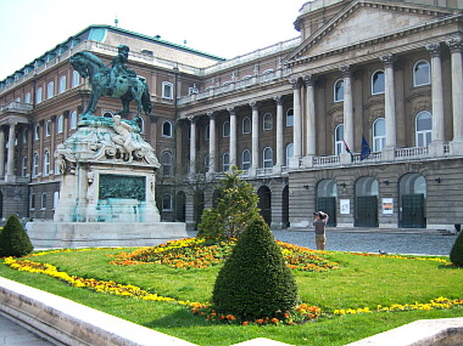 そのまま人の流れに沿って、門をくぐると国立美術館になっている王宮が現れました。 <br /><br />サヴォイのオイゲン公の像ときれいな花壇。 <br />右上に王宮の緑色をしたドームがあるんですが、写真では完全に見切れています。すいません。 <br />