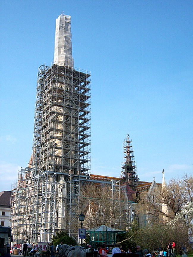 王宮に背を向けててくてくと歩くと、マーチャーシュ教会が見えてきます。 <br />ハンガリー国王のマーチャーシュが再建し、結婚式を挙げたので彼の名前が教会につけられたとのこと。 <br />通りに面している側には高い尖塔が建っているんですが、如何せん、面している側のほぼ全部が修復中という有様。<br /><br />屋根の美しいモザイク画は健在ながら、全体図は写真を撮ってもあまりに無骨すぎて絵にならない…