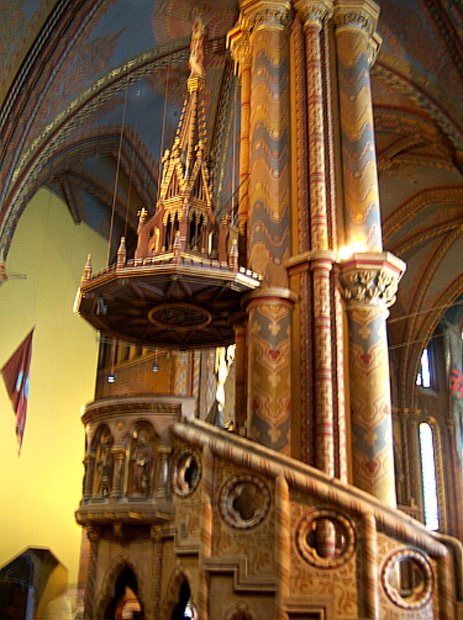 教会はゴシック様式で建てられています。 <br />柱や天井にもいろんな種類の細かい模様が色とりどりに描かれていて、異国を感じさせる教会になってます。 <br />夜景モードで撮影したので少しブレててすみません。<br /><br />個人だけでなく、団体のツアー客も何組も来ていて、日本語ツアーにも遭遇！ <br />外国人のおじさんが日本語で教会の内部について説明していたけど、「せっかく」を多様していて、参加者のおばさまが「せっかくせっかくって…」とボヤいてました。 <br />まぁそう言ってくれるな。細かいことを気にしていたら私も英語が話せなくなってしまう。（笑） <br />年齢層が完全に異なっていたので溶け込むのは難しかったですが、輪の近くにさりげなく立ってガイドさんの話を少し盗み聞き。 <br />個人で来ると見ている物に関してきちんとした説明を受ける機会がほとんどないので、ただ建物を見たりちょっとだけある英語の説明を読んだりするだけで終わってしまうことが多いんですが、ツアー客はその点しっかりと時代背景や理由などを説明してもらえるので良いですね。 <br />ガイドさんの説明でマーチャーシュ教会についてちょっとだけでも詳しくわかってありがたかったです。  