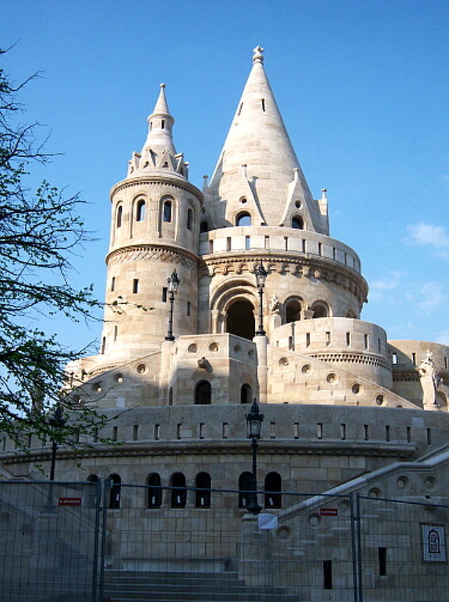 回廊沿いに歩いて行くと漁夫の砦があります。 <br />平たく言うと、ドナウ川に面した見晴らし台という感じ。 <br />本来登れるものなんですが、私が行った時にはフェンスが置いてあって全く近づけないようになっていました。 <br />これも月曜だからなのか、最近はずっとこうなのか、どちらなのかはわかりません。 <br />