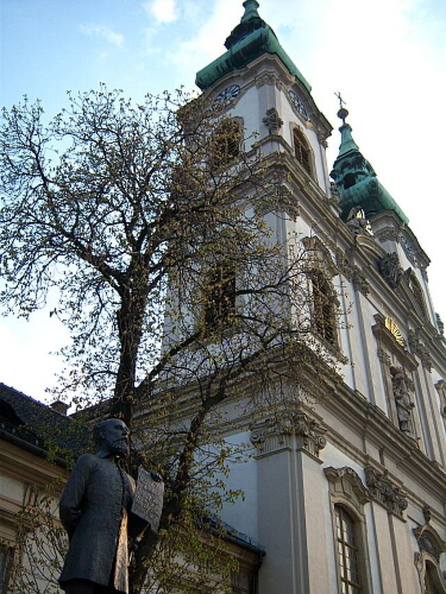 教会付近も見るべきところは見たので、16Aバスに乗って王宮の丘を下り、終点Moszkva Ter駅で下車。 <br />ウィーンを離れる前にミネラルウォーターを飲みほしていたことと、とってもお腹が空いているのとで、ちょっとカフェで休憩したい気分。 <br />Moszkva Ter駅の隣にBatthyany Ter駅があるのですが、そこに安くパラチンタが食べられるお店があるという情報を事前に仕入れていたので、地下鉄に乗り換えて行ってみました。 <br />駅の周りは駅名と同じくバッチャーニという名前の広場になっていて、教会やいろんなお店が隣接しています。<br /><br />写真はバッチャーニ広場に建っている立派な教会。 <br />中もチラ見しましたが、観光客というより信者の人が訪れるような静粛な感じの雰囲気でした。