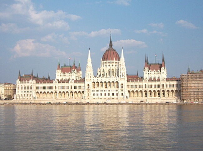 駅はドナウ川の目の前なので、対岸を見れば国会議事堂がドーンと構えていました。 <br />どの国も国会議事堂の建築に力入れてますね〜。美しい。 <br />内部の見学は明日のお楽しみ！