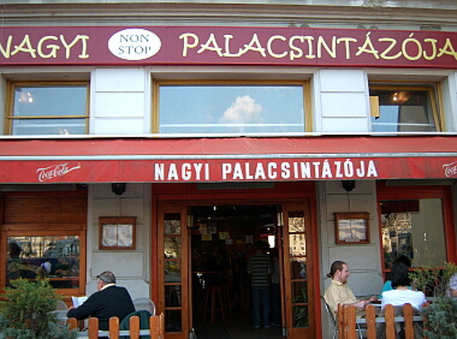 パラチンタのお店は駅名しか控えてこなかったので、見つけられるのかなぁ…と思ってたんですが、広場前でパラチンタという文字が飛び込んできたので恐る恐る入店。 <br />店内の写真を見ていたので、入ったらそれが探していたお店であるとわかりました。<br /><br />わかりやすいお店の文字。