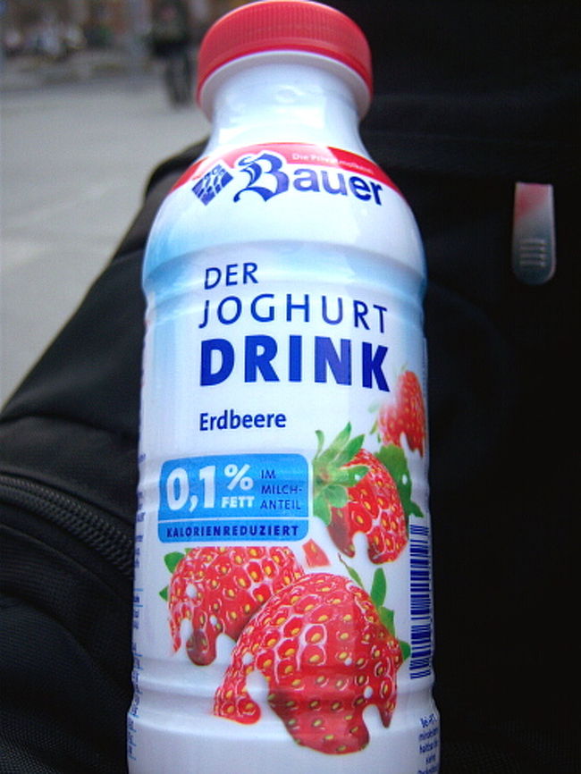 そんなこんなでお店を出た後、今度は喉が乾いてきたのでお水…と思ったら隣はSPARじゃないですか！ありがたい。 <br />SPAR（大きなスーパーマーケット。英国にもアリ。）に寄ってミネラルウォーター、明日の朝食用のハム、チーズ、パンを購入。違う国で毎回同じものを買っている私… <br />でも今回は飲むヨーグルトイチゴ味も購入し、スーパーを出てすぐのベンチでごきゅごきゅ飲みました。<br />液体でもどろっとしてるので喉越しさわやかというわけにはいかないけれど、おいしい。 <br />はぁーー、ようやく一息ついた。