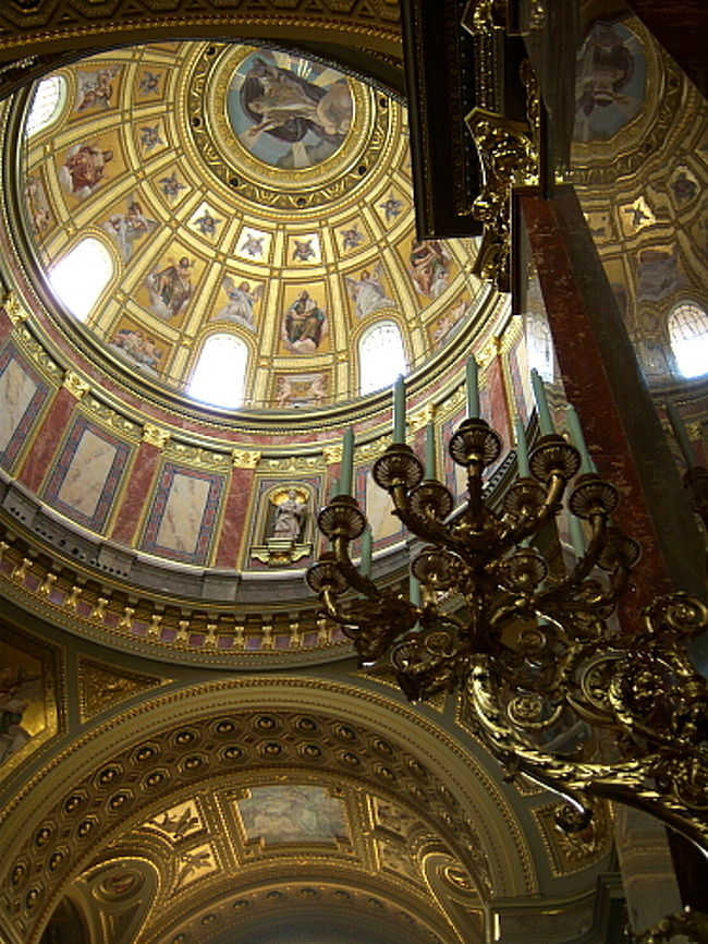 1790年にハンガリーに自治権が認められ、その記念に建てられた大聖堂だそうです。 <br />建築家はネオ・クラシック様式にしたので外観はゴシックの教会と比べれば控えめ。 <br />内部は別の建築家がネオ・ルネッサンス様式を取り入れ、大理石、金を多用したのでものすごく豪華絢爛。<br /><br />こんな写真1枚でも目がチカチカするでしょ？（笑） <br />中欧のドーム部分です。細部にわたって絵が書かれ、細かい装飾が施されています。