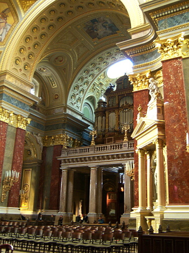 これ以上はロープがあって入れないので無理やり収めたパイプオルガン。 <br />正面からきちんと見てみたかったなぁ…。 <br /><br />大きくて存在感のある大聖堂だけど、まさか中がこんなピカピカだとは思ってなかったのでインパクトが大きかったです。 <br />人もまだ少なかったので、歩くとカツカツ音が響きそうで、泥棒のようにコソコソ歩いたのも良い思い出。笑 <br />主聖堂ドームが展望台になっていて上がれることは後から知りました。 <br />知ってたらエレベーターらしいし絶対登ったのに〜〜！＞＜ 