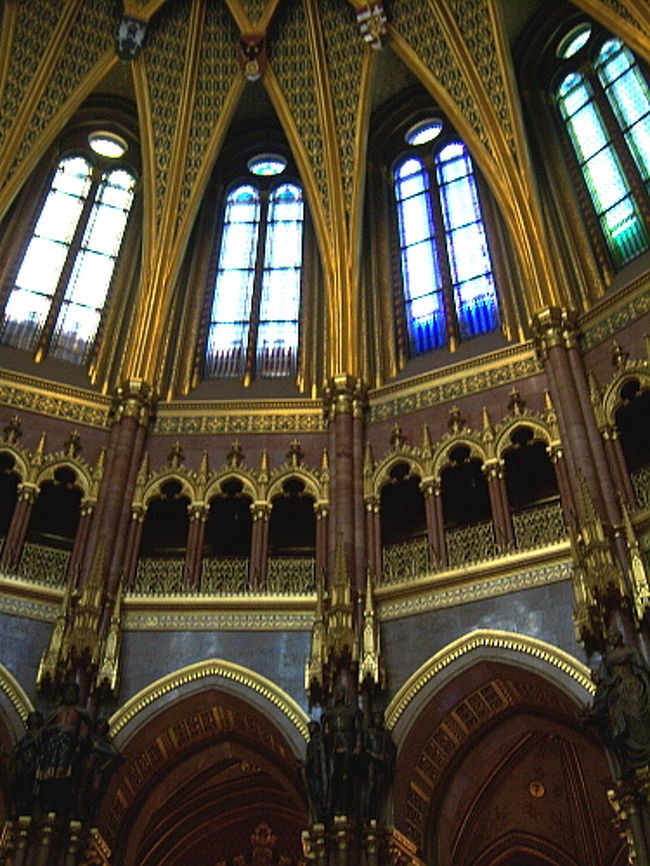 天井まですごいです。<br />白飛びしていますが、ステンドグラスのようなきれいな色ガラスが埋め込まれていました。