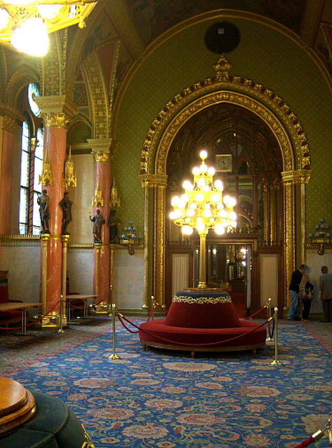 青い絨毯が特徴的な部屋。 <br />この絨毯を作ることでハンガリーの経済が活発になったそうです。 <br />それだけたくさんの人が関わって作っていたということです。 