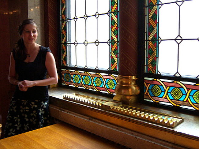 ガイドのきれいなお姉さんが説明してくれているのはシガレットケース。 <br />今は館内禁煙ですが、昔は喫煙OKだったのでみんな自分のタバコをここに置いていたそうです。 <br />番号が振られているので、シガレットケースのある場所とその番号を覚えて区別していたんだとか。 <br />面白かったのは、遅れてきた人がここに置かれているタバコの数で審議内容の面白さを計っていたということ。 <br />つまらない話だと置かれているタバコが多いということですね。（笑） 