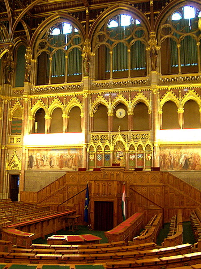 審議場。キラッキラの金張り。 <br />写ってませんが、左右にはスクリーンがあって投票の結果などが表示されるようになっています。 <br />国会議事堂は左右対称に作られているんですが、月曜と火曜は重要な審議が開かれているので、私たちがいない方の審議場では只今会議が進行中。 <br />当然そちら側は見られませんが、部屋の作りは同じなので目の前の光景だけで十分想像できます。 