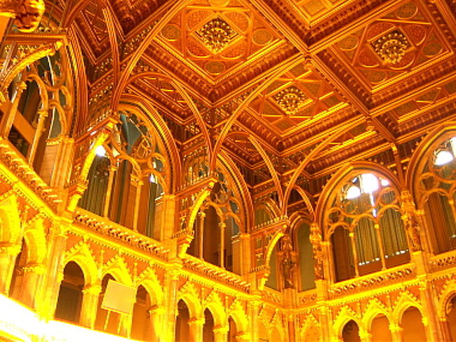 天井も何もかもがキンキラ。眩しいくらいです。 <br /><br />帰って調べている時に初めて知ったのですが、ハンガリーのは"世界一美しい国会議事堂"と言われているらしいですね。どおりで。 <br />それにしてもウィーンにしろブダペストにしろ、中欧には"世界一美しい"ものが揃いすぎじゃないですか？ <br />ものすごく立派な国会議事堂にくらくらな45分でした。