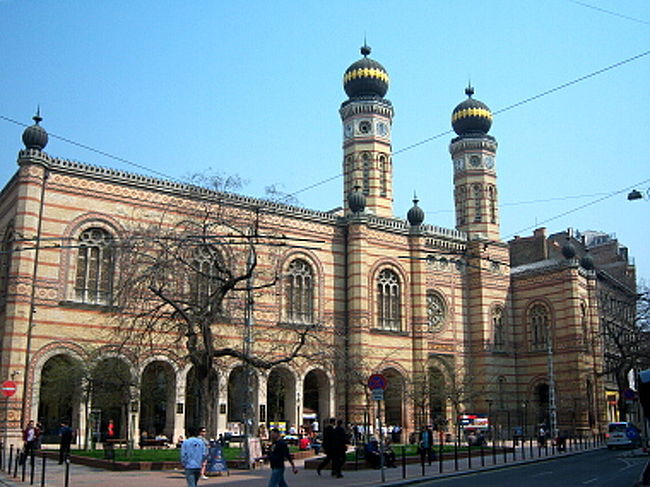 中央市場が思ったより楽しくて、お土産をじっくり探したというのもあり、出た時にはもう1時近くに。 <br />Lehel Ter駅にも駅名どおり、レヘール市場というのがあるらしくそちらにも行ってみたかったのですが、市場巡りで1日が終わってしまいそうなので市場は今日はここまで！ <br />次の目的地、Vajdahunyad城へ向かいます。<br /><br />ヴァイダフニャド（Vajdahunyad）城のことは全く知らなかったんですが、最初にもらったシティマップを見たら中心からそう遠くないところにあり、トラムもバスも走っているので行ってみようと思いつきました。<br />中央市場からだと目の前を走っているトラムに乗ってAstoria駅付近まで行き、そこから74番トラムに乗り換え。<br /><br />アストリア駅で一度トラムを降りると、付近にシナゴーグがあったので写真だけパチリ。<br />ヨーロッパ最大のシナゴーグだそうです。<br />時々コンサートが開かれたりもするらしい。