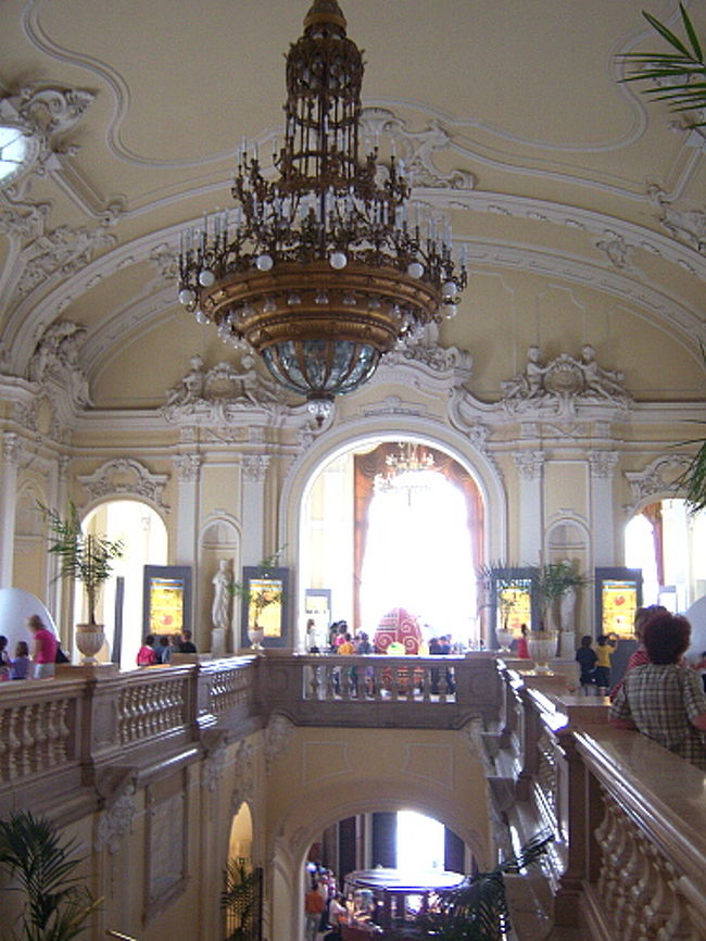 危惧していた子供たちの集団は博物館の展示には全く姿が見えず、いったいどこに…と思ったら、入口すぐの階段を上がったところにあるホールで行われているイースター展示のところに密集していました。<br />大きな卵型をした置物の中にクイズが書いてあったり、虫や草花に関して学べるプレートがあったり、いかにも子供が喜びそうな空間。 <br />この子たちは全員このイースターイベントがメインで来たのかな？と思いながら、ちょろちょろしてぶつかりそうになる子供たちを避けつつ私も見学。 <br />私の他にそんなに観光客がいるわけじゃないので、時々好奇心いっぱいの目でじーっと見られました。 <br />そんなに見つめても私ハンガリー語喋れないし、おやつも持ってないよ……ごめん。 