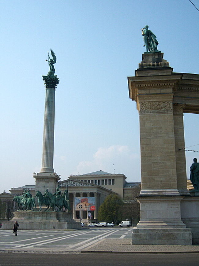 手近な場所からトラムに乗ろうと歩いていたら英雄広場という巨大な広場に辿りつきました。<br /><br />ここはハンガリー建国1000年祭りのために市民が作った広場だそうです。 <br />高さ36メートルの記念碑や、国の独立のために手を尽くした人の像がずらりと広場を囲んでいます。 <br />近くには国立西洋美術館がありましたが、広場も美術館も通りすがりに眺めるだけで、立ち寄ることはしませんでした。 <br />後から考えるとここの美術館に行っておけば良かったです。 <br />スペイン絵画コレクションや有名巨匠の絵画がハンガリー最大の規模で展示されていたとのこと。 <br />知らなかったばかりに、素晴らしいであろう絵画を見逃すとは……。 