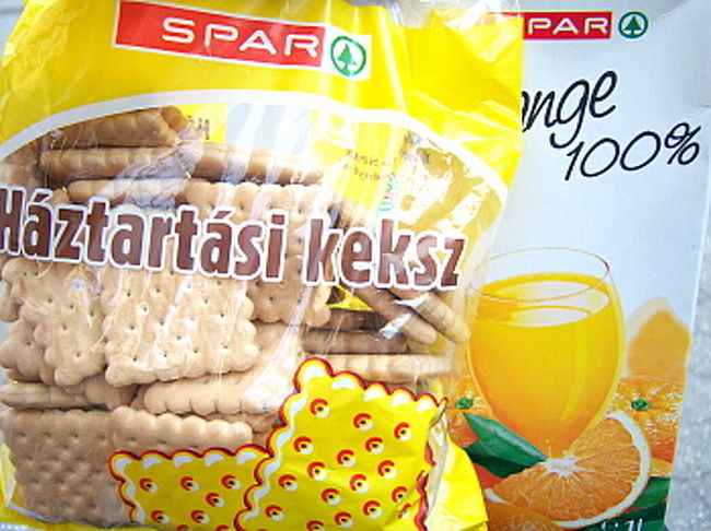 疲れたし、行くあてものないのでカフェで時間でも潰そうと、今日の電車が出るKeleti Pu駅方面に向かって大通りを歩き始めました。 <br />でもカフェがない！ <br />反対車線にコスタを見かけたので　おとなしくそこに入っておけば良かったんだけど、広い車線を渡るのが面倒でそのまま歩き続けてしまい…。 <br />結局コスタしか見かけなかったし…。 <br />ジュース飲んで休みたい…と唸りながら足を進めていたらSPAR発見！！ <br />いつも良いタイミングで目の前に現れてくれる救世主のようです。 <br />ありがたいと呟きながら、オレンジジュースとビスケットを購入しました。<br /><br />2つ合わせても200円しません。安いな〜　おいしいな〜！ <br />このカンパンみたいな見た目のビスケット、素朴な味でおなかにもたまって大正解。 <br />数枚だけつまんで、あとはオレンジジュースを飲んでましたが、非常食として役立ちそうです。