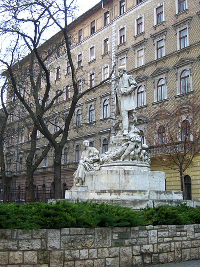 彫刻の建っている小さな広場のベンチで30分以上休憩。 <br />いろんな場所で休みながらじゃなきゃ移動できないくらいきつい。 <br />誰か連れがいたらシャキシャキ歩いたと思いますが、一人旅なので気を張る必要がないのでだらだら。 <br />