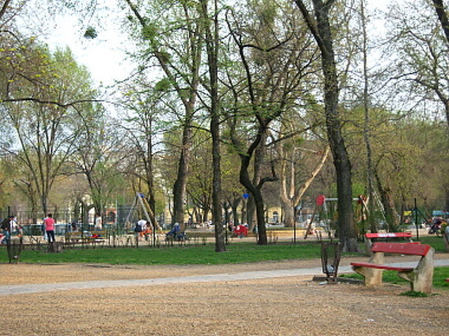 Keleti Pu駅までは地下鉄だと2駅の距離でも歩くと相当遠いので、着くまでに別の公園でも休憩し、冷えてべちょっとしたLangosを夕食代わりにしたりもしました。 